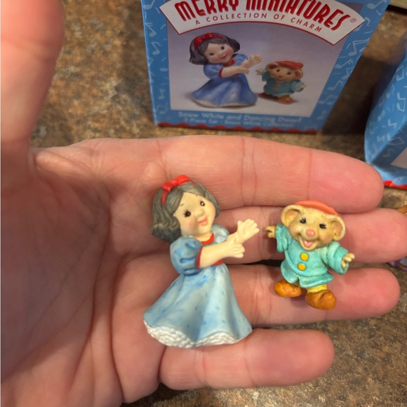 $3 SALE Snow White and Dwarfs Set - Picture 7 of 7